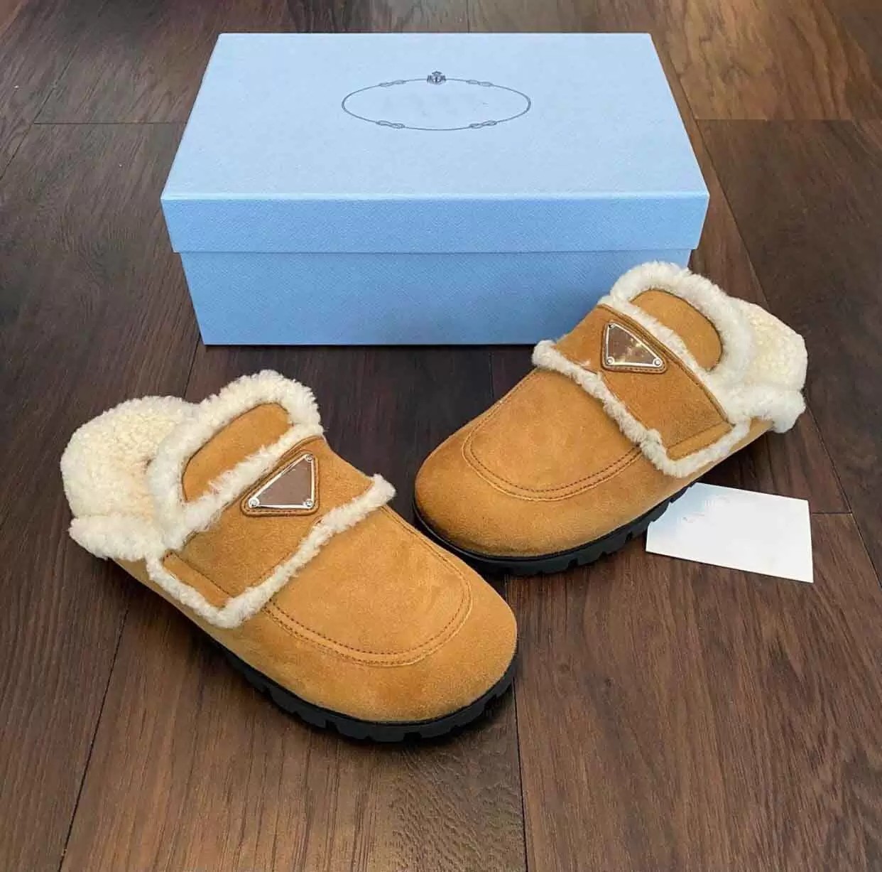 Winter warm Sandal slipper luxury women shoes Triangle Label Snow wool flats non-slip slippers casual retro women's outdoor shoe Flat Shearling Fur-Lined Mules
Winter warm Sandal slipper luxury women shoes Triangle Label Snow wool flats non-slip slippers casual retro women's outdoor shoe Flat Shearling Fur-Lined Mules