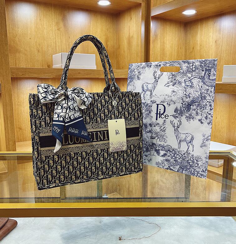 Bag 2022 new old flower Tote Bag Vintage Canvas embroidery shopping bag fashion versatile One Shoulder Messenger foreign trade, Dust bag
Bag 2022 new old flower Tote Bag Vintage Canvas embroidery shopping bag fashion versatile One Shoulder Messenger foreign trade, Dust bag