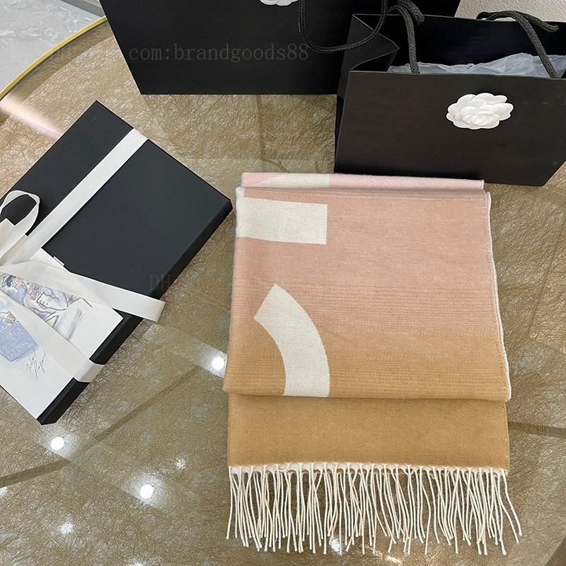 Top quality C brand large letter Designer Scarf color Business luxuries Winter scarves Gradient scarfes classic warm Wholesale 200x70cm Big Size Cape Cashmere
Top quality C brand large letter Designer Scarf color Business luxuries Winter scarves Gradient scarfes classic warm Wholesale 200x70cm Big Size Cape Cashmere