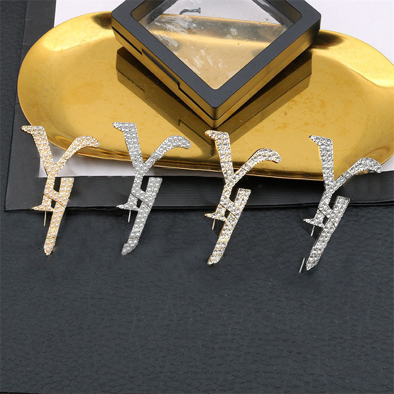 Retro Pearl Flash Diamond Brooches Rhinestone Letter Brooch Crystal Pins Women Suit Coat Sweater Pin Jewelry
Retro Pearl Flash Diamond Brooches Rhinestone Letter Brooch Crystal Pins Women Suit Coat Sweater Pin Jewelry