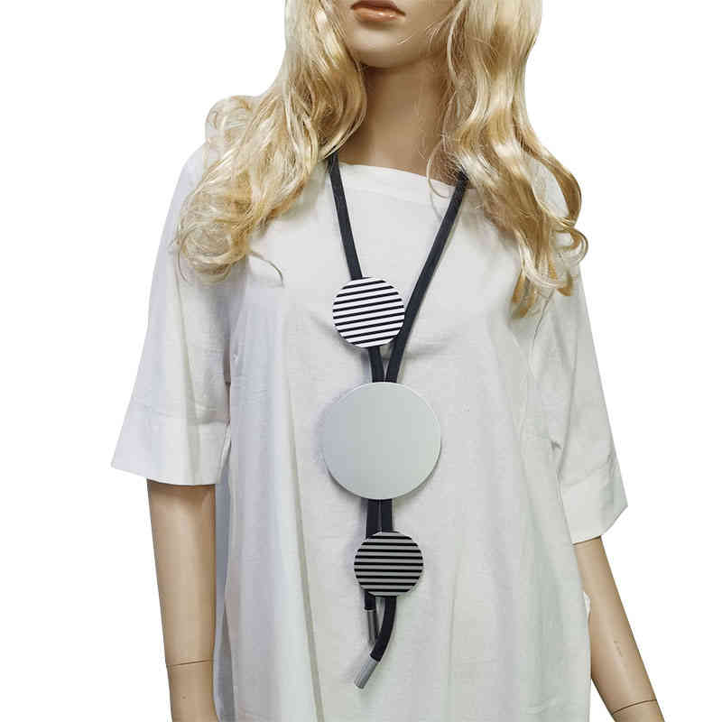 New Style Black Leather Rubber Pendant Long Necklace For Ladies Elegant Round Stripe Decorative Necklaces Current Women Jewelry
New Style Black Leather Rubber Pendant Long Necklace For Ladies Elegant Round Stripe Decorative Necklaces Current Women Jewelry