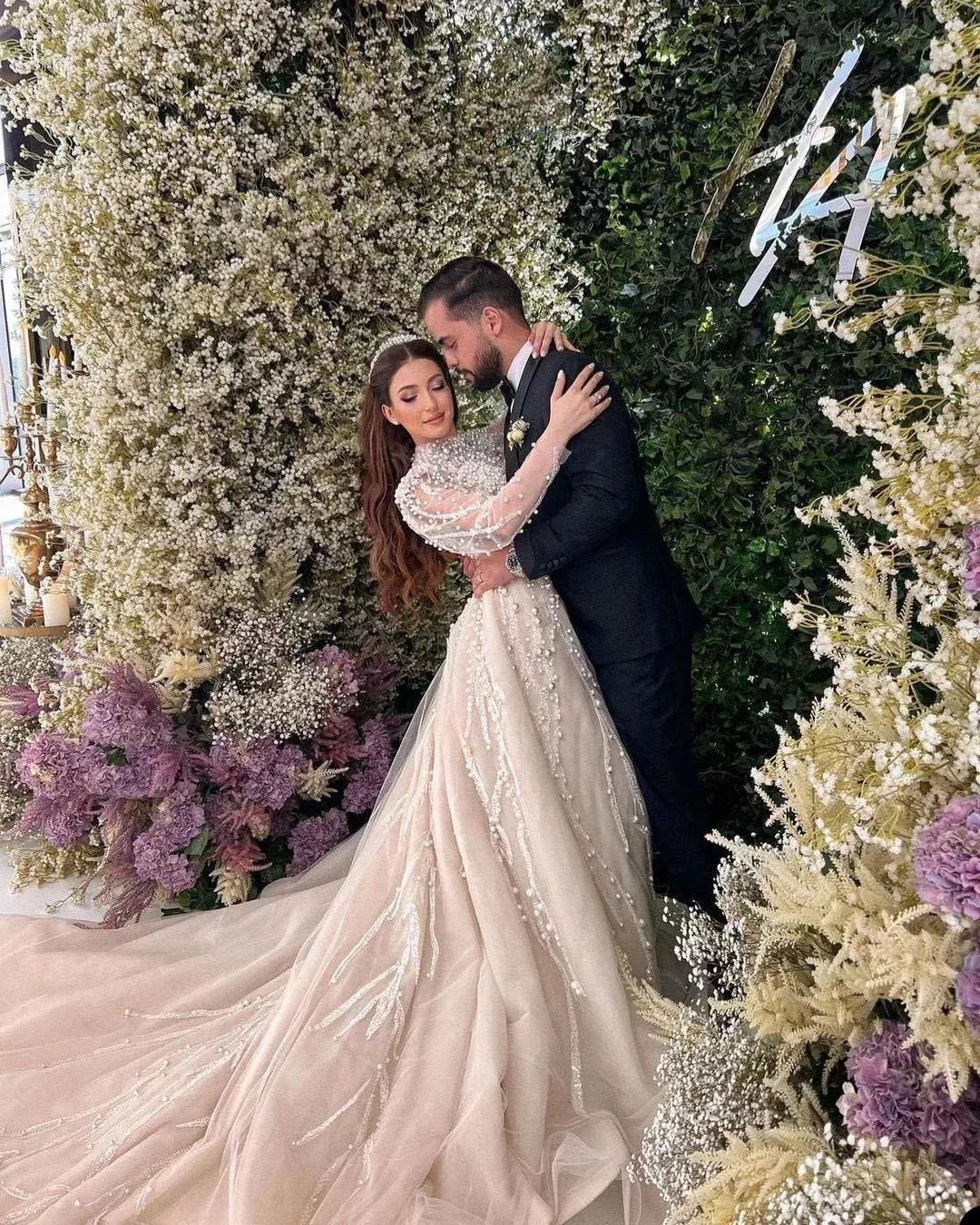 Ball Gown Wedding Dresses High Neck Portrait Long Sleeves Pearls Beads Sequins Appliques Lace Ruffles or Length Bridal Gowns Plus Size robes de soiree