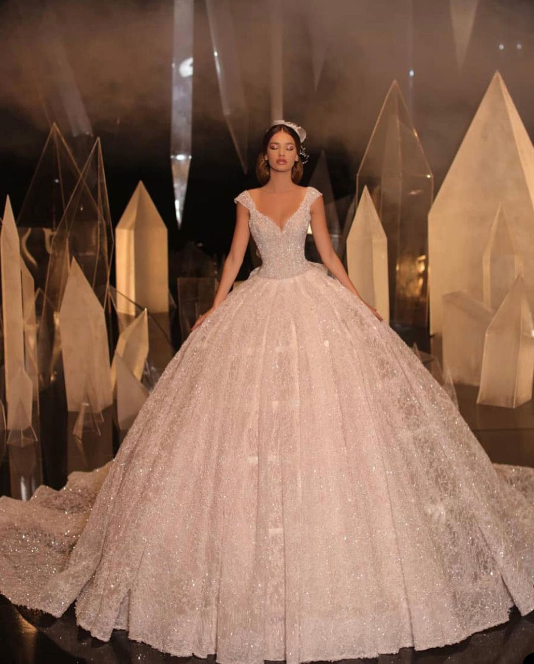 Sparkling Ball Gown Wedding Dresses Shiny Sequins Beads V Neck Lace Up Sequins Sleeveless Backless Floor Length Train Elegant High Waist Vintage Robes