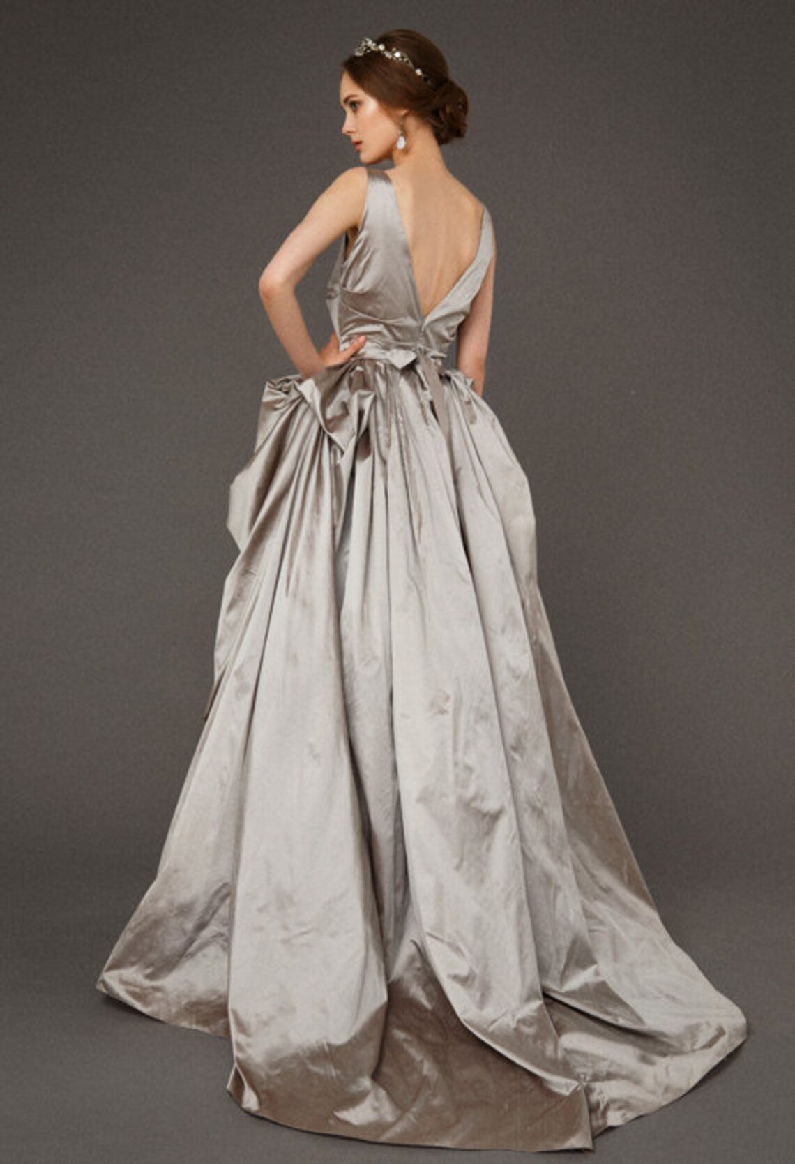 Vintage Silk Satin A Line Wedding Dress Draped Ruched Skirt Long Bridal Gowns 2022 V-Neck Sleeveless Gothic Bride Dresses Custom Made