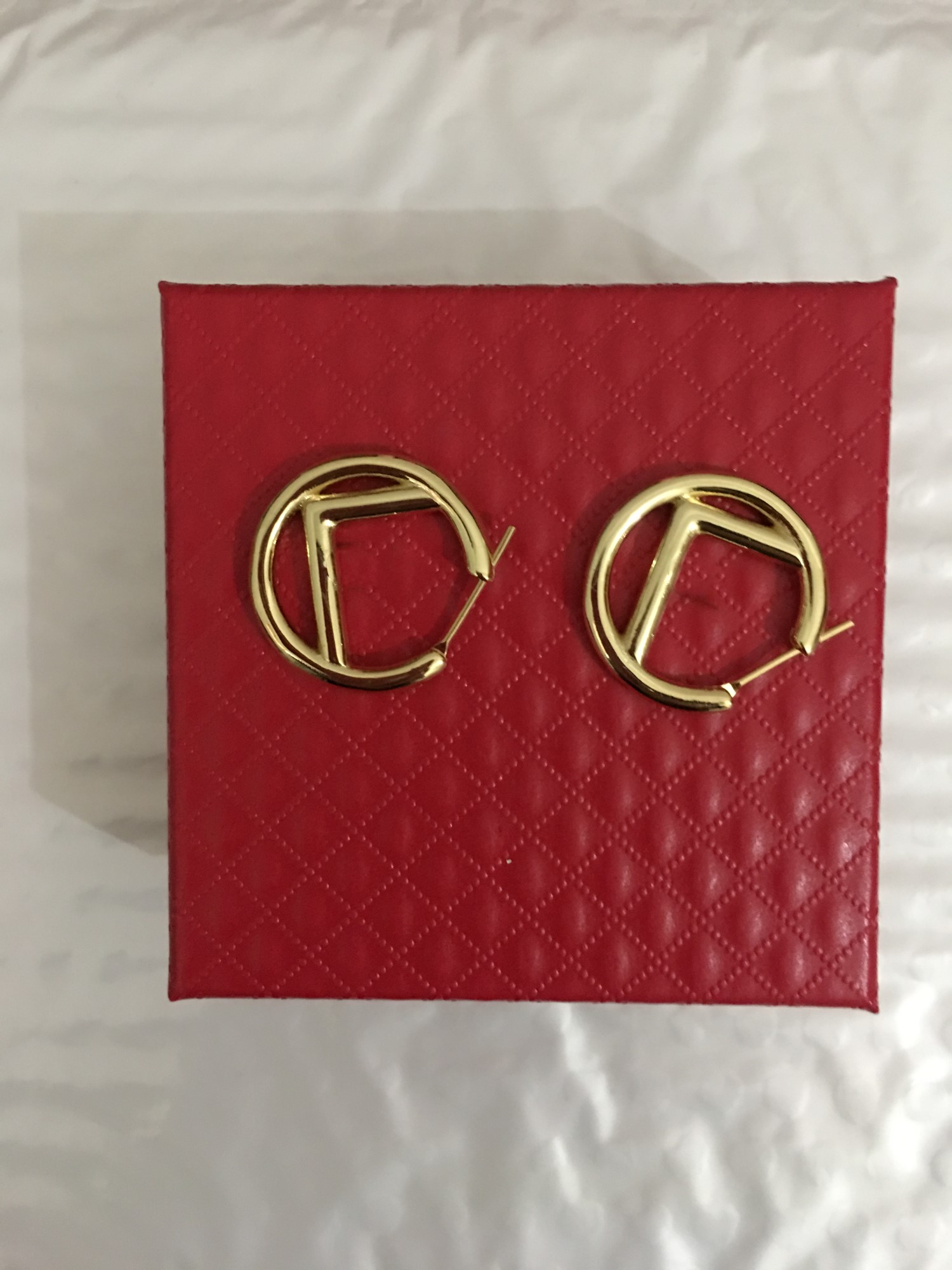 2022 European and American letters Stud fashionable temperament all-match earrings women high quality fast delivery
2022 European and American letters Stud fashionable temperament all-match earrings women high quality fast delivery