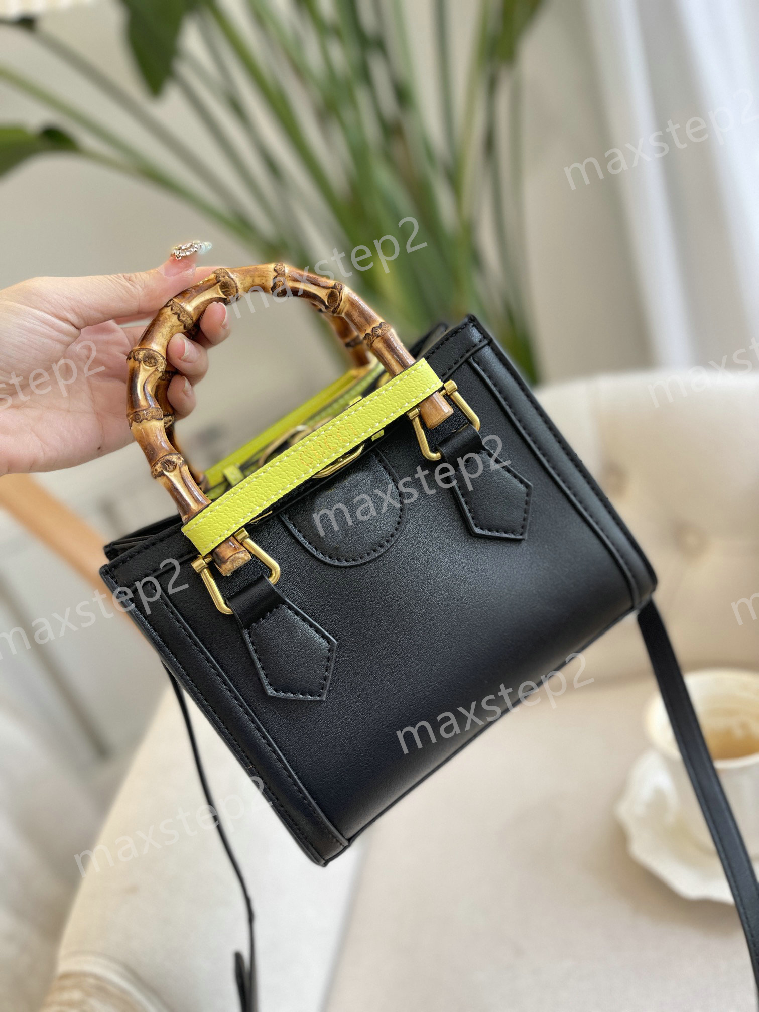 Diana Bamboo Top Handle Mini Bag Women Handbag Brown in Coated Canvas/Calfskin Leather Designer Luxurys Womens Shoulder Bag Fashion Cross Body
Diana Bamboo Top Handle Mini Bag Women Handbag Brown in Coated Canvas/Calfskin Leather Designer Luxurys Womens Shoulder Bag Fashion Cross Body