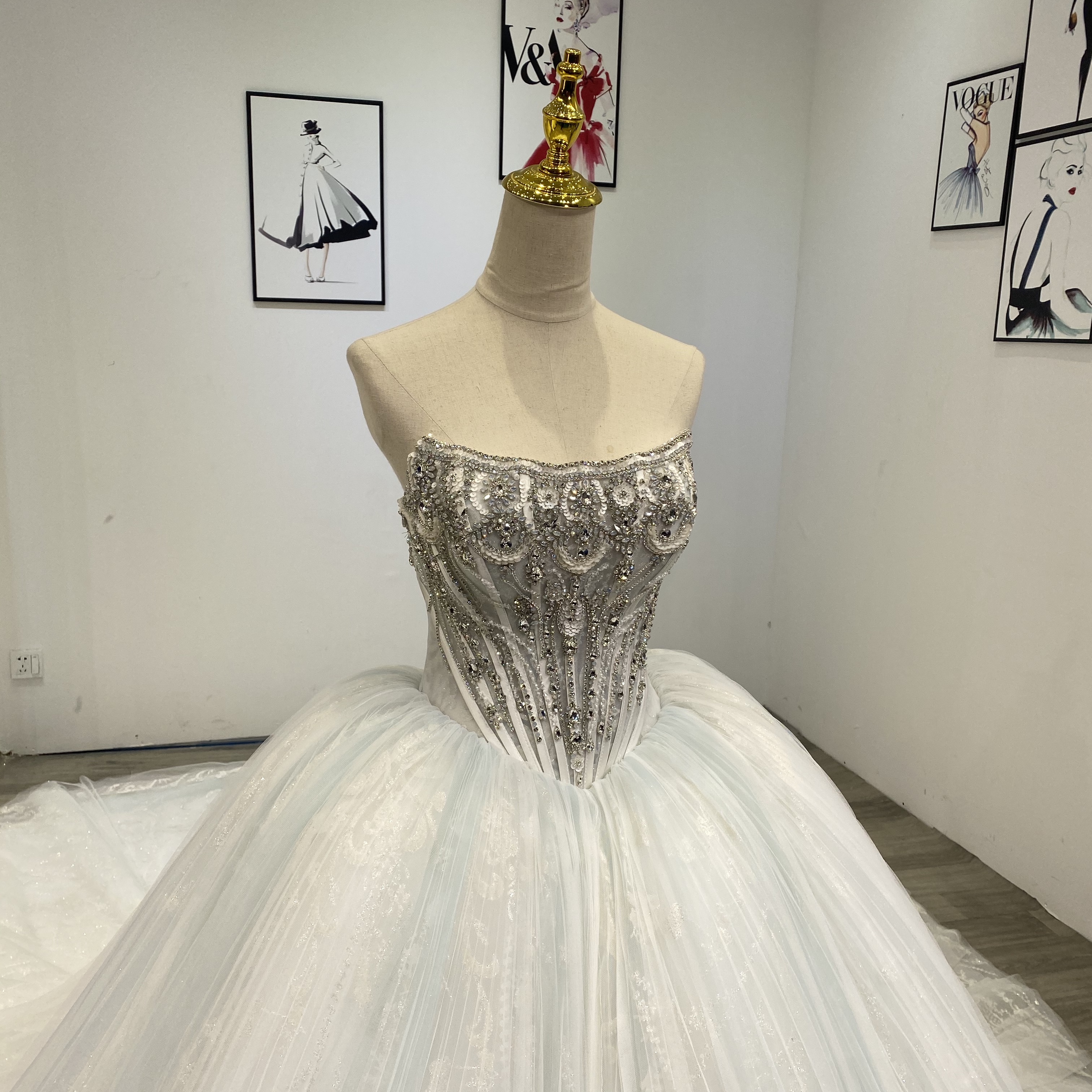 Princess Ball Gown Wedding Dresses Bridal Gowns Bateau Neck Strapless Diamond Beaded Appliques Sequins Floor Length Train Plus Size Robe De Mariee Cus