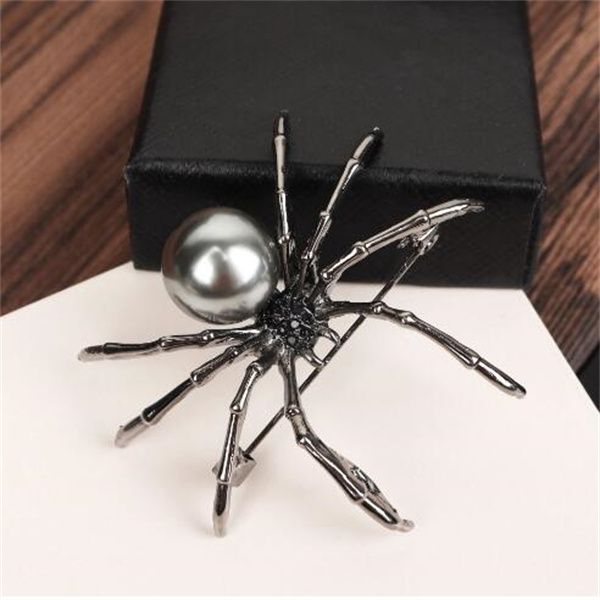 Exaggerated black white spider creative brooch men women party clothes scarf accessories pin brooches gift GC1432