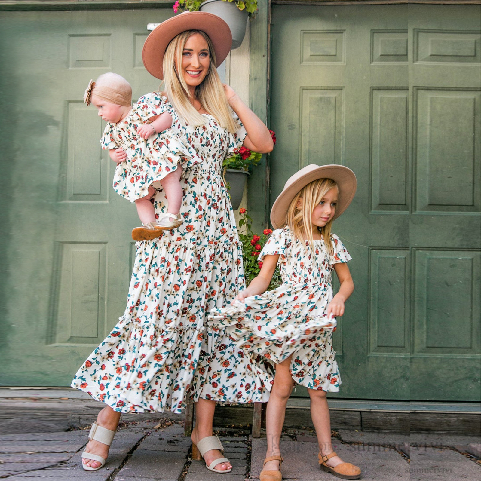Family matching outfits girls floral printed princess dress women beach holiday long dresses bohemia mommy and me clothing Q7449, As showed
Family matching outfits girls floral printed princess dress women beach holiday long dresses bohemia mommy and me clothing Q7449, As showed