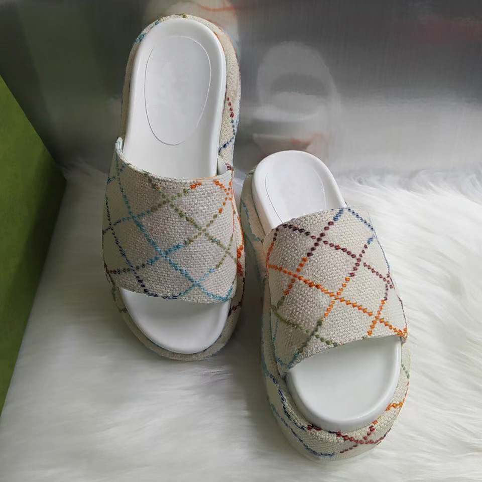 2022 Thick Bottom Sandals Women Slippers Embroidered Shoes Cotton Platform Fashion Slipper Letter Flat Mules Lady Designer Sandals Stylist Summer Outdoor Beach 02
2022 Thick Bottom Sandals Women Slippers Embroidered Shoes Cotton Platform Fashion Slipper Letter Flat Mules Lady Designer Sandals Stylist Summer Outdoor Beach 02