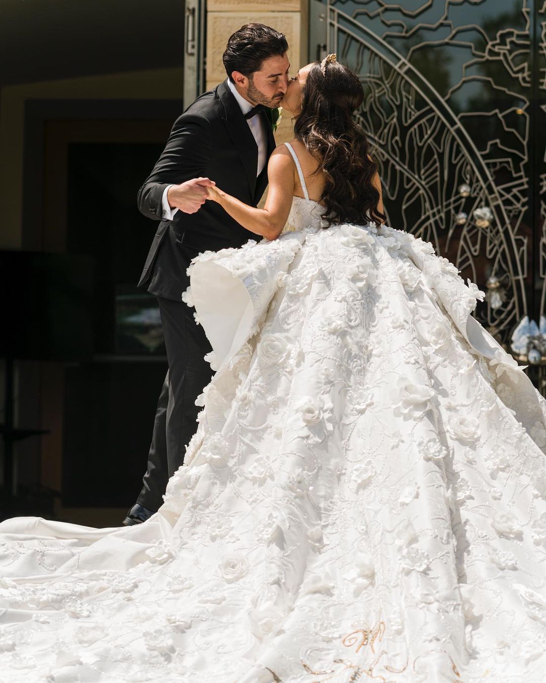 Princess Ball Gown Wedding Dress 3D Flower Appliques V Neck Bridal Gowns Custom Beads Lace Bride Dresses