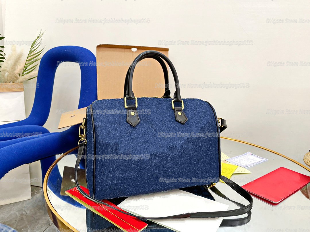 SPEEDY BANDOULIERE 25 Handle Bag Navy Blue Monograms Jacquard Denim Textile Boston Bag Designers Luxurys Handbag M59609
SPEEDY BANDOULIERE 25 Handle Bag Navy Blue Monograms Jacquard Denim Textile Boston Bag Designers Luxurys Handbag M59609