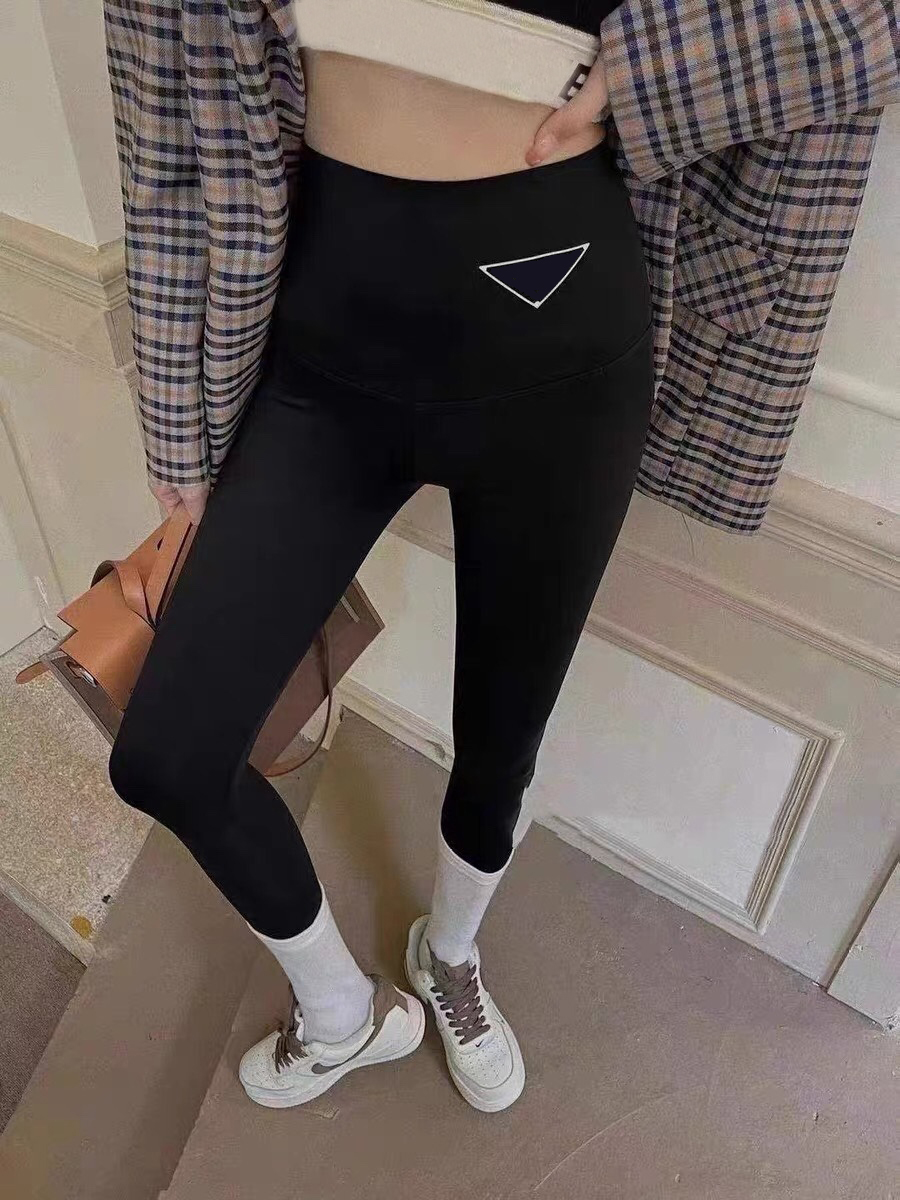 2022 women Leggings pants sports classic track yoga pants Suit fabric version slim fit letter high waist Breathable and comfortable quick-drying material down, Black
2022 women Leggings pants sports classic track yoga pants Suit fabric version slim fit letter high waist Breathable and comfortable quick-drying material down, Black