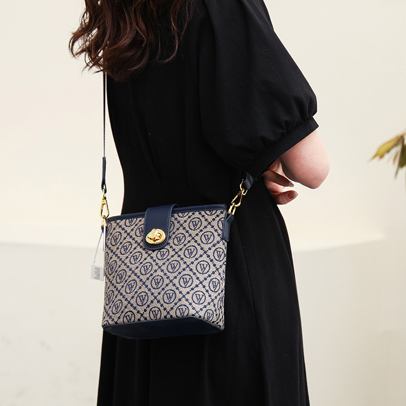 Wholesale factory leathers shoulder bags classic retro contrast printing bucket bag simple Joker letter women handbag elegant blue fashion leather backpack, Blue-6097
Wholesale factory leathers shoulder bags classic retro contrast printing bucket bag simple Joker letter women handbag elegant blue fashion leather backpack, Blue-6097
