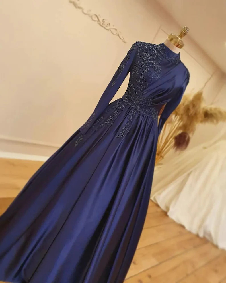 2022 Elegant Dark Navy Muslim Evening Dresses Floor Length High Neck Long Sleeve A Line Formal Party Gowns Appliques Lace Beaded Modest Arabic Dubai W
