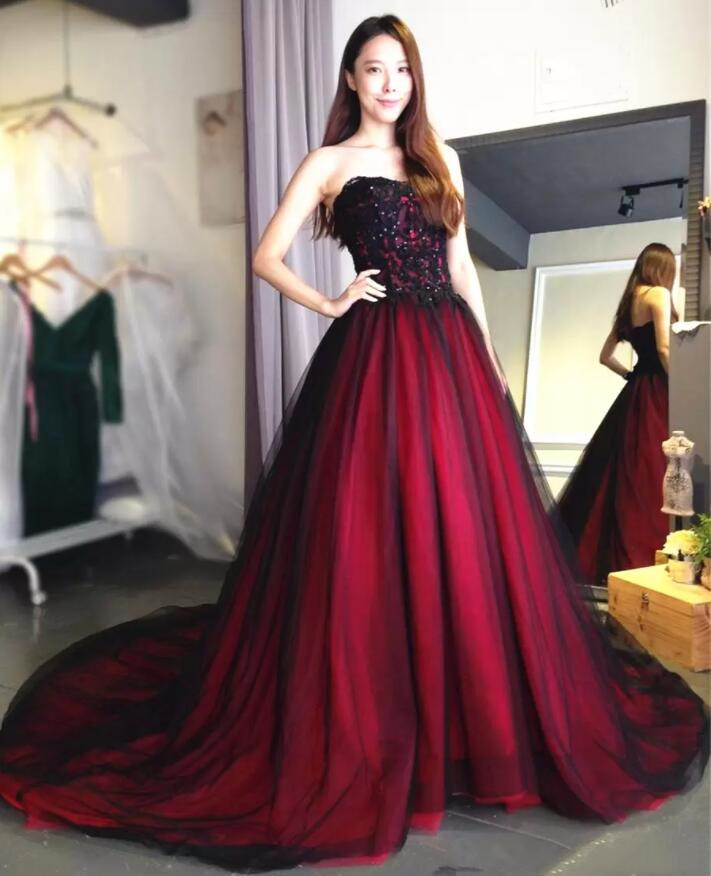 Gothic Red and Black Wedding Dress Strapless Dazzling Applique 1850s Vintage lace-up corset Bridal Gowns Classic Design