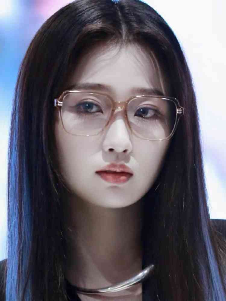 2021 new GM Yu Shuxin same type glass transparent women can be equipped with degree anti blue light ins eye frame men
2021 new GM Yu Shuxin same type glass transparent women can be equipped with degree anti blue light ins eye frame men