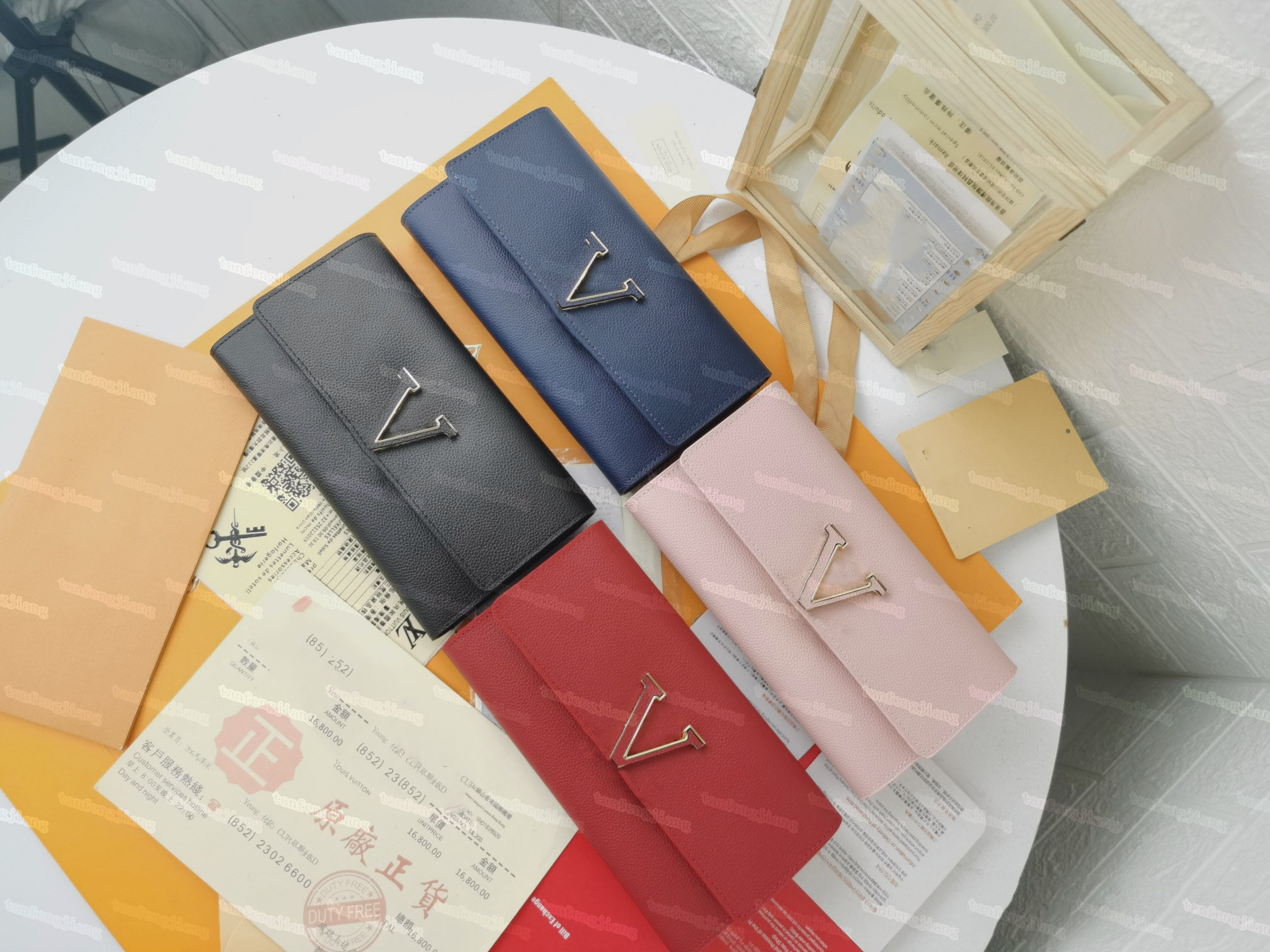 Designer Lady purse top quality luxury leather long classic letter flower adornment Inner Compartment Card with box size 19-10cm
Designer Lady purse top quality luxury leather long classic letter flower adornment Inner Compartment Card with box size 19-10cm