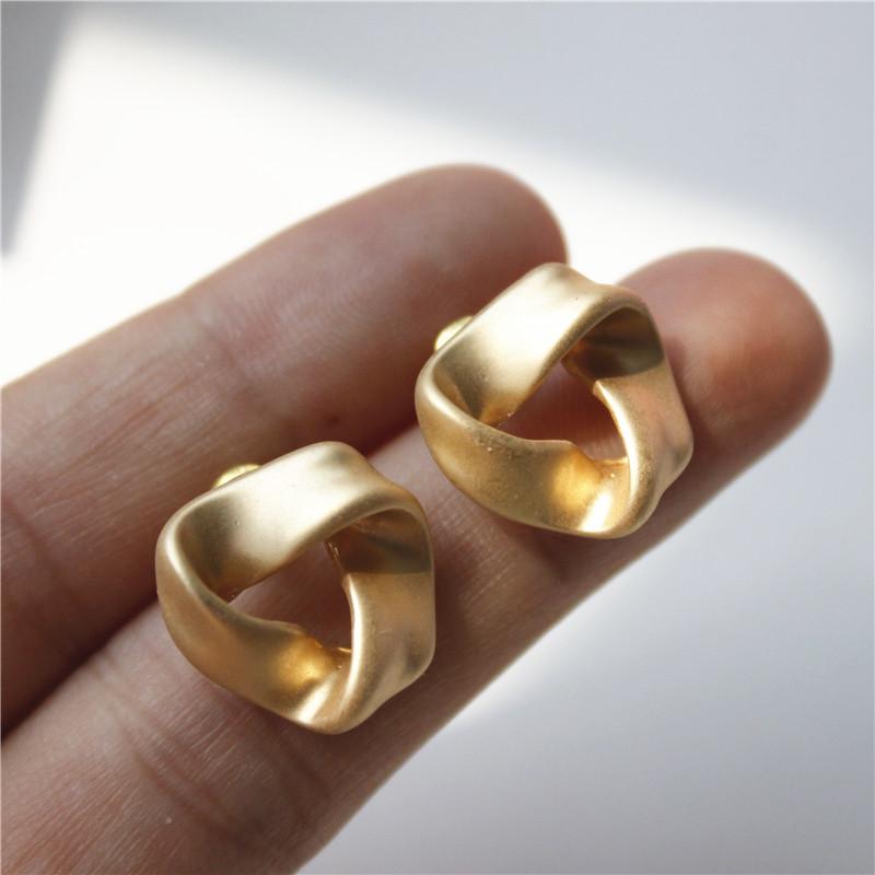Clip-on & Screw Back Korean MaGold Color Irregular Triangle No Hole Earrings Retro Elegant Simple Small Clip Piercing 2022Clip-on
Clip-on & Screw Back Korean MaGold Color Irregular Triangle No Hole Earrings Retro Elegant Simple Small Clip Piercing 2022Clip-on