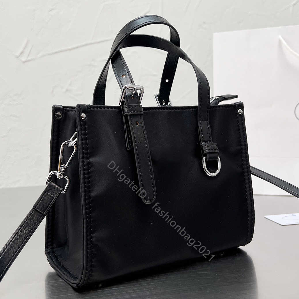plain fashion shoulder totes bags zipper luxury designer handbags shopping letter square casual handle wallets women cross body coin purse, Color black
plain fashion shoulder totes bags zipper luxury designer handbags shopping letter square casual handle wallets women cross body coin purse, Color black
