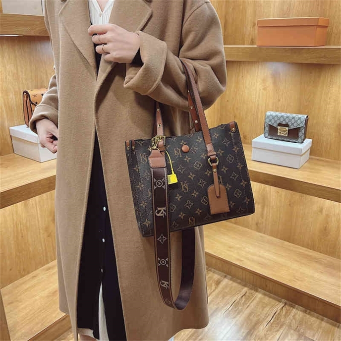 68% OFF high quality bag Autumn and winter new high-capacity commuter tote women's high-level sense of one shoulder portable trend, Old flower brown
68% OFF high quality bag Autumn and winter new high-capacity commuter tote women's high-level sense of one shoulder portable trend, Old flower brown