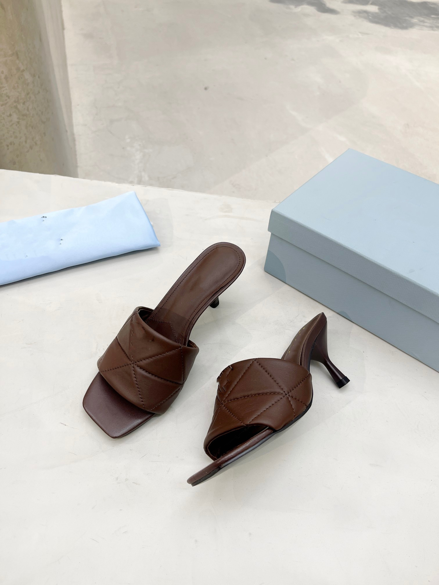 2022 High Quality Shoes Designer Woman Sexy Luxury Slippers High Heels Summer Wide Flat Beach Sandals, Blue chunky heel
2022 High Quality Shoes Designer Woman Sexy Luxury Slippers High Heels Summer Wide Flat Beach Sandals, Blue chunky heel