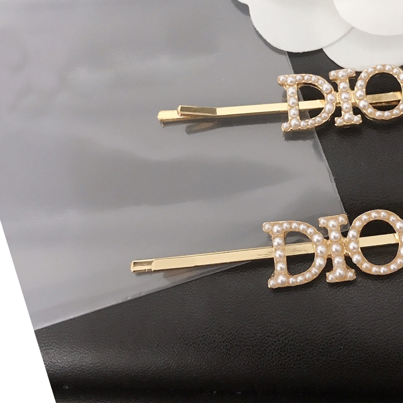 Elegant Pearl Letter Hair Clip Women Girl Letters Barrettes with Stamp on The Back Fashion Hair Accessories
Elegant Pearl Letter Hair Clip Women Girl Letters Barrettes with Stamp on The Back Fashion Hair Accessories