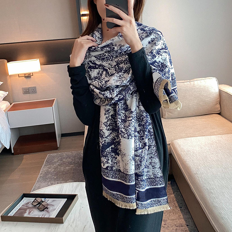 Luxurys Designers Scarf Fashionable Classic Print Shawl Unisex Winter Versatiler Warm Scarfs Womens Top Quality Scarves Mens Exquisite Gift
Luxurys Designers Scarf Fashionable Classic Print Shawl Unisex Winter Versatiler Warm Scarfs Womens Top Quality Scarves Mens Exquisite Gift