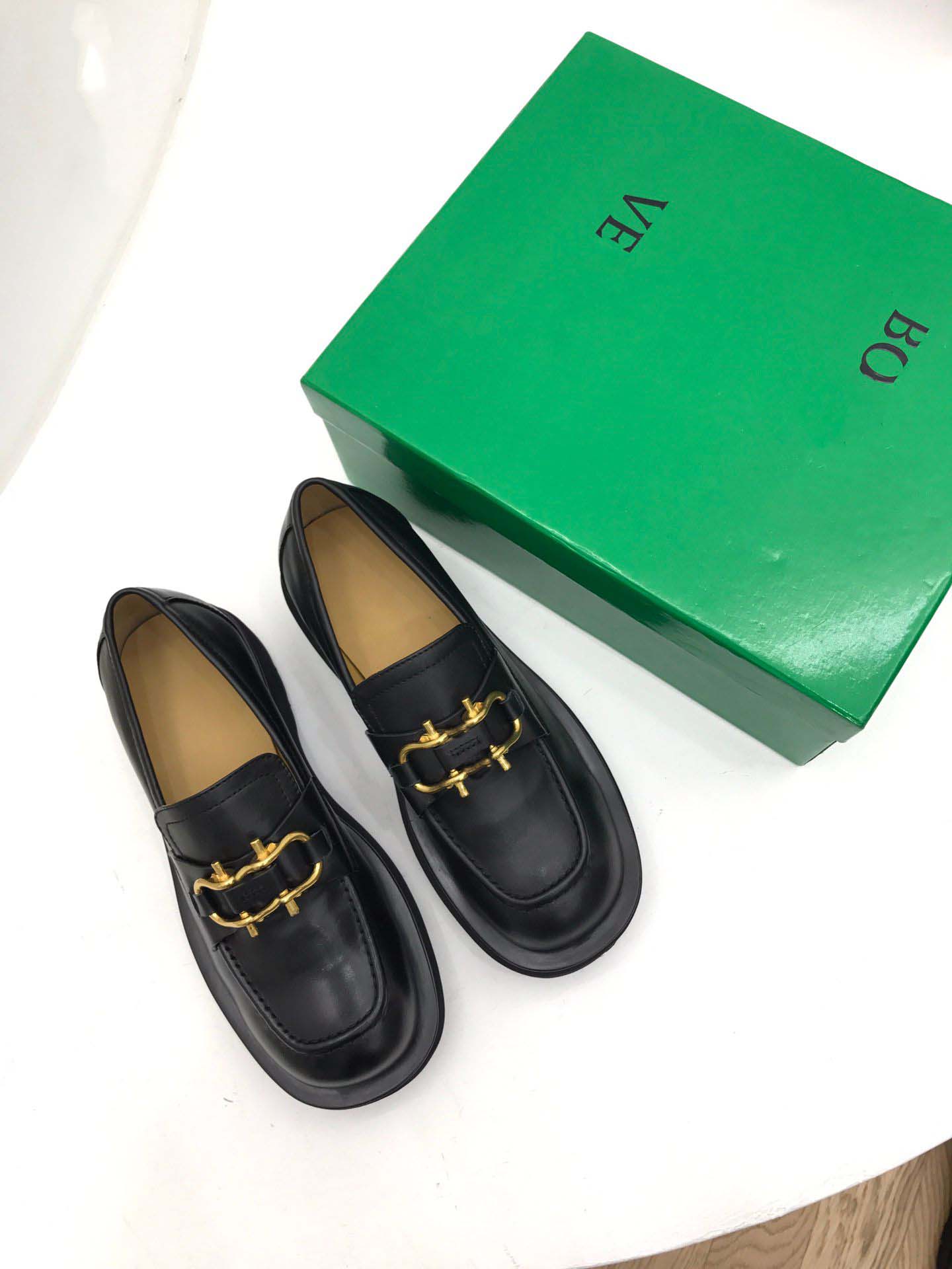 Luxury designer women loafers platform flats shoes black calfskin leather Horsebit detail chunky lug sole smooth leathers round toe back bee embroider
Luxury designer women loafers platform flats shoes black calfskin leather Horsebit detail chunky lug sole smooth leathers round toe back bee embroider