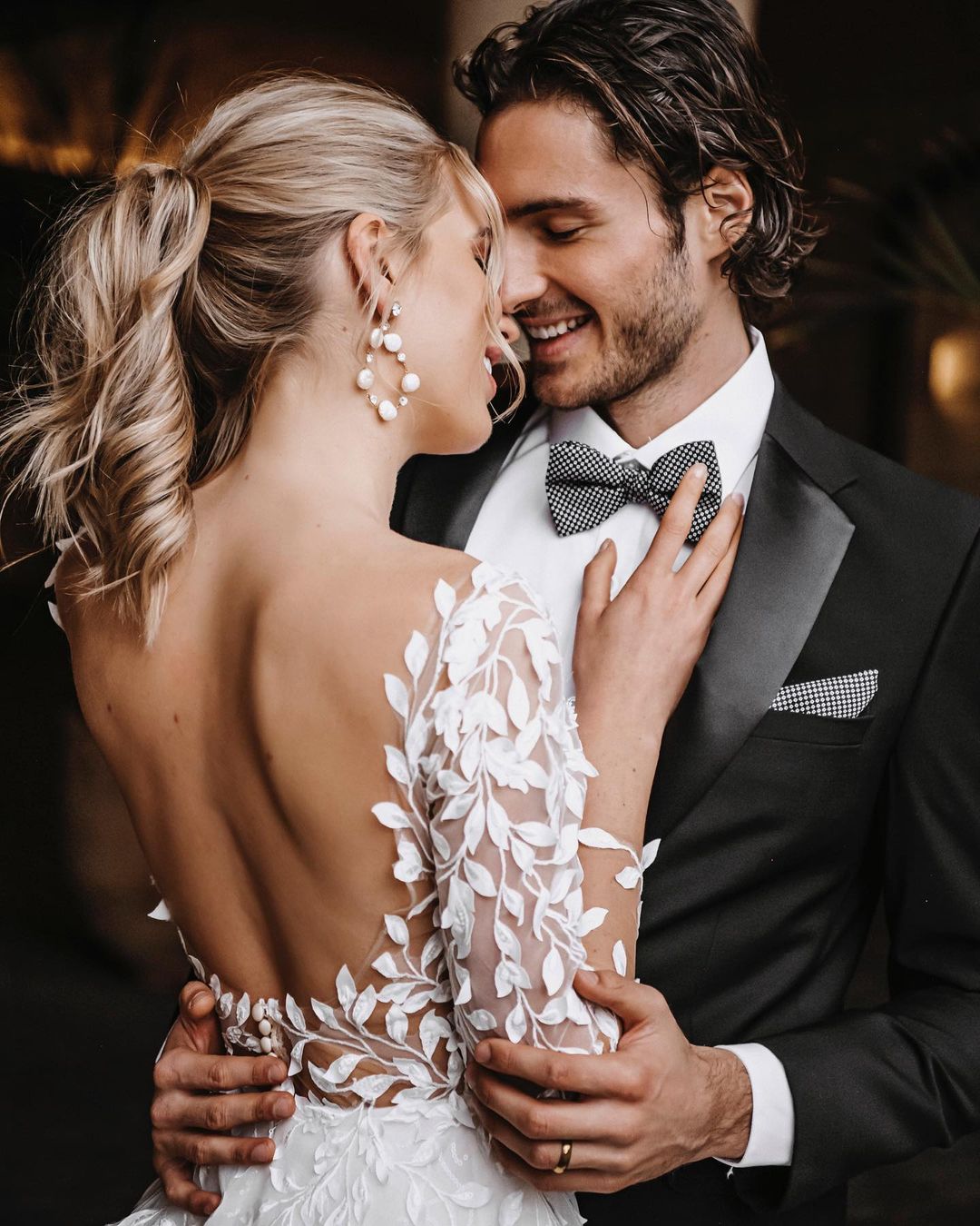 Elegant A-line Wedding Dresses Sexy V Neck Long Sleeve Transparent Appliques 3D Flower Plus Size Sweep Floor Length Train Bridal Gown Girls Gown Forma
