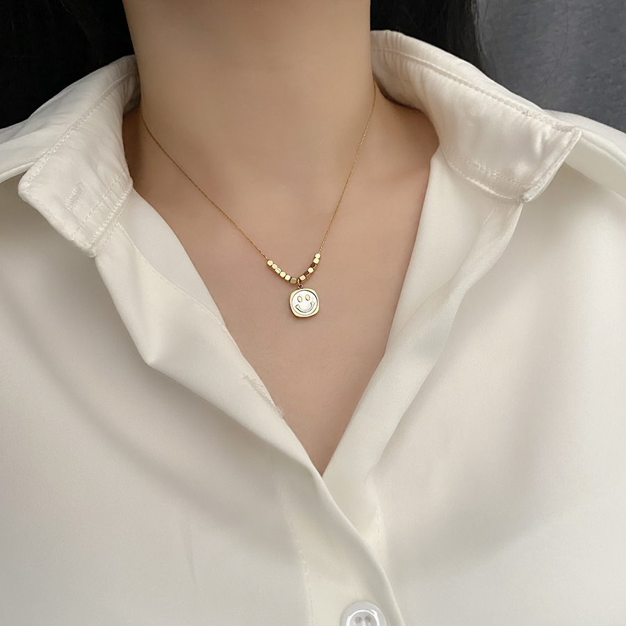 Fashion White Shell Smile Pendant Necklace for Women Gift