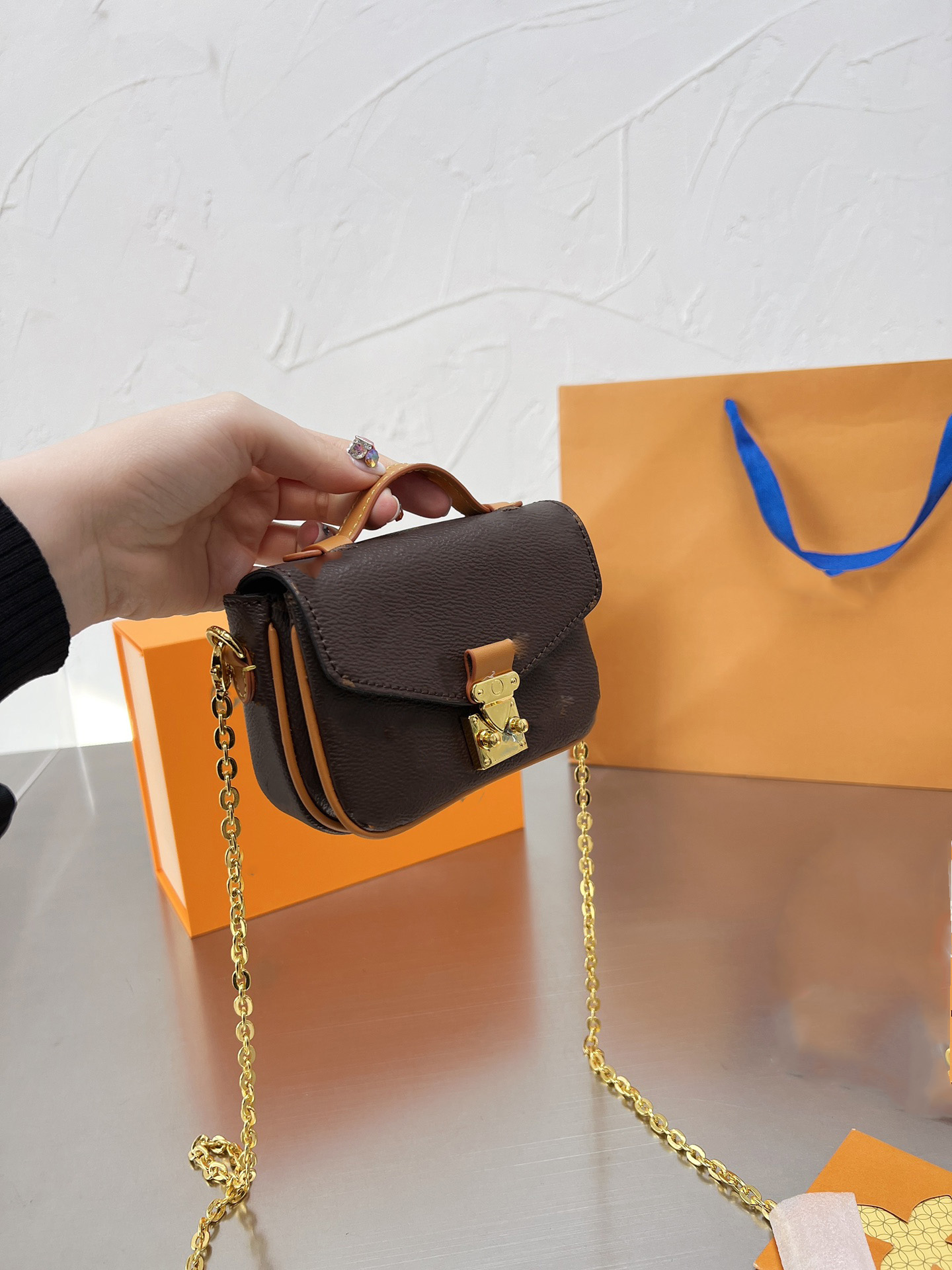 Designers shoulder bag Luxury tote purse handbag message bags cluth top quality Brand classic Genuine leather Crossbody Original box Old Flower mini 14CM Coffee, Beige
Designers shoulder bag Luxury tote purse handbag message bags cluth top quality Brand classic Genuine leather Crossbody Original box Old Flower mini 14CM Coffee, Beige