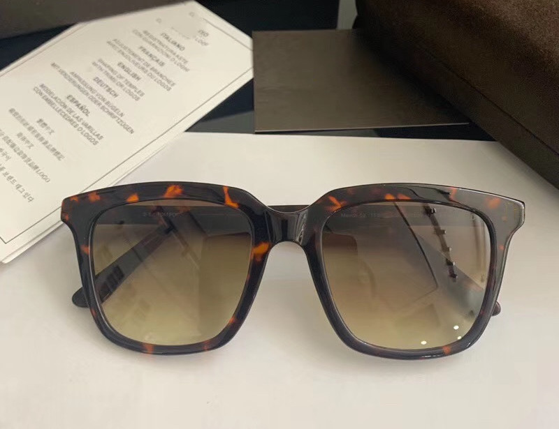 Summer high quality famous sunglasses oversized flat top ladies sun glasses chain women square frames fashion designer with packaging boxes TF
Summer high quality famous sunglasses oversized flat top ladies sun glasses chain women square frames fashion designer with packaging boxes TF