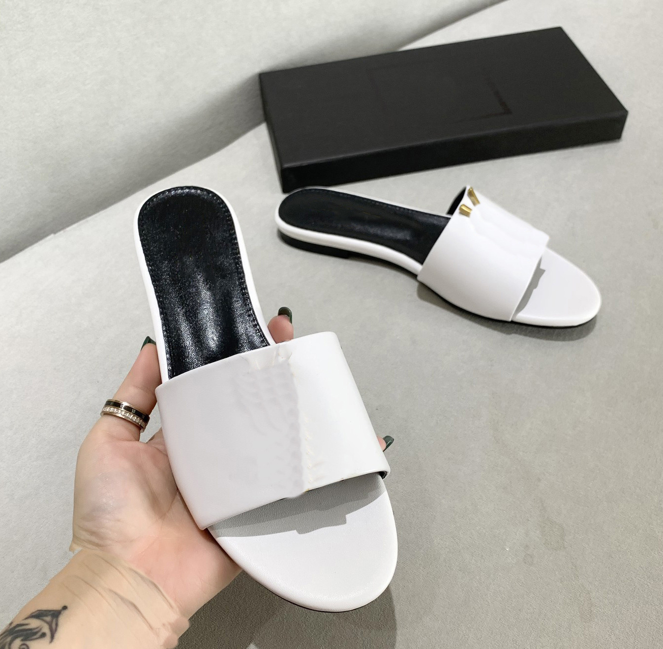 High Quality Beach Shoes Designer Luxury Slippers Platform Summer Beach Sandals Coach Leather Letters Ysls Outdoor Leisure Play Women GHDFGDD
High Quality Beach Shoes Designer Luxury Slippers Platform Summer Beach Sandals Coach Leather Letters Ysls Outdoor Leisure Play Women GHDFGDD