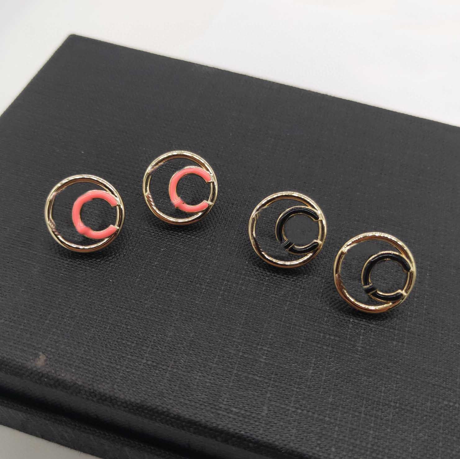 2022 Top quality Charm round shape stud earring with pink and black enamel color for women wedding jewelry gift have box stamp engagment PS7747
2022 Top quality Charm round shape stud earring with pink and black enamel color for women wedding jewelry gift have box stamp engagment PS7747