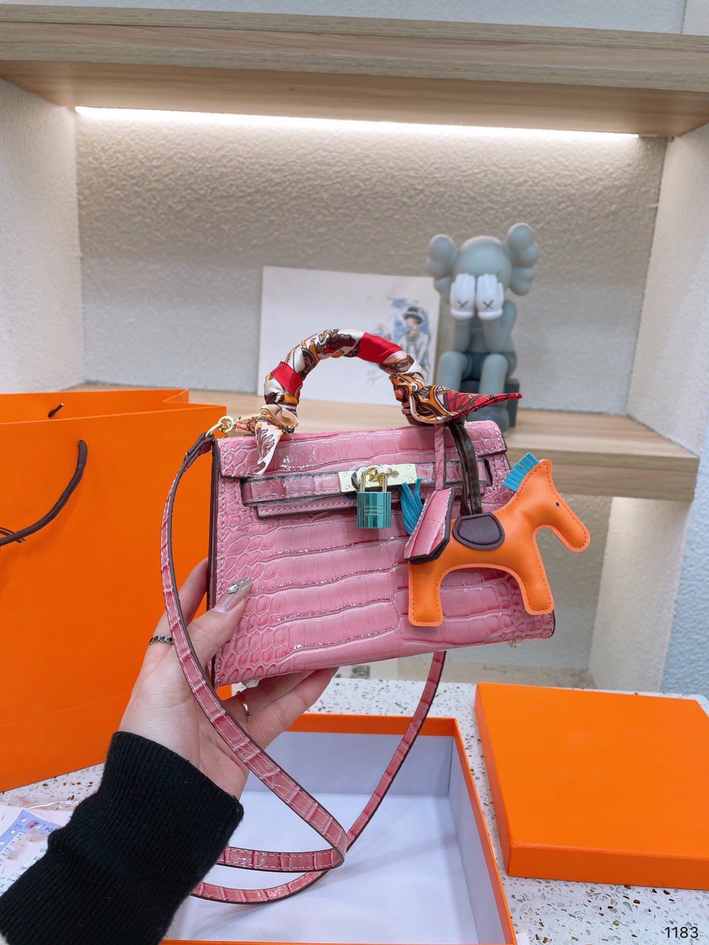 women's designers shoulder bag Luxury tote purse handbag message bags cluth top quality brand classic crocodile leather Crossbody mini 18CM, White
women's designers shoulder bag Luxury tote purse handbag message bags cluth top quality brand classic crocodile leather Crossbody mini 18CM, White