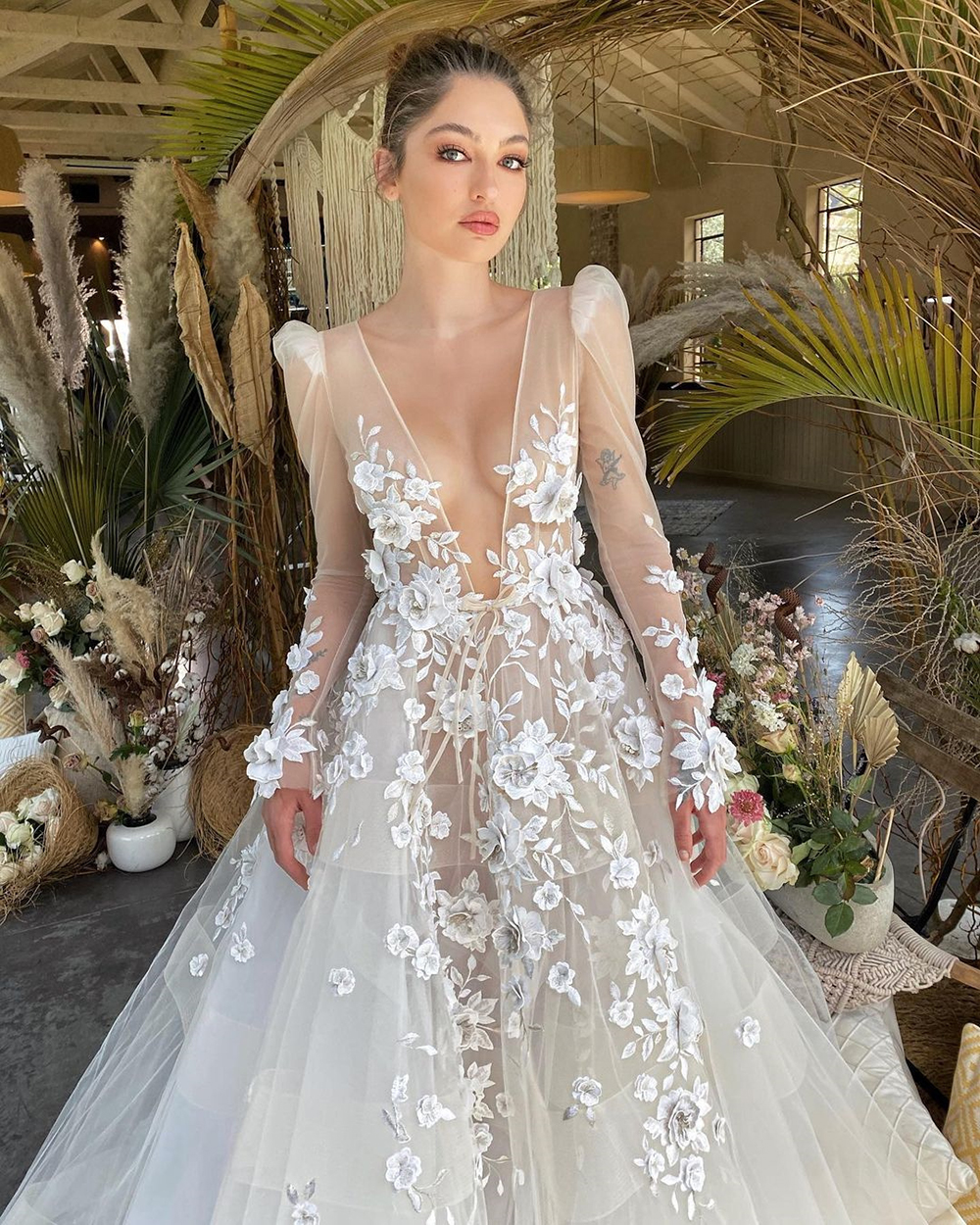 Elegant A-line Wedding Dresses Sexy V Neck Long Sleeve Transparent Appliques Plus Size Sweep Floor Length Train Bridal Gown Girls Gown Formal Gowns