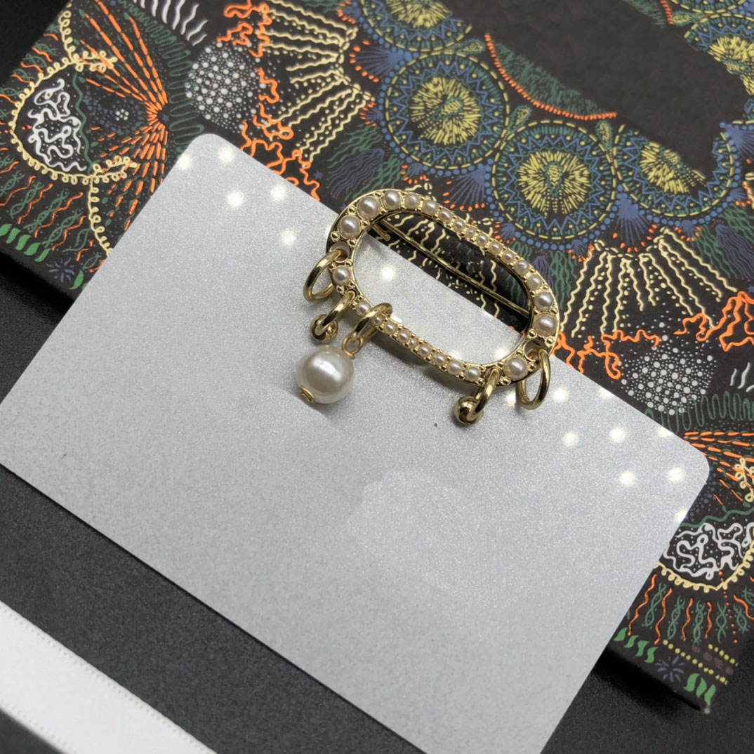 Newest Women Designer Brooch Fashion Ladies Famous Letter Pearl Luxury Couples Individuality Brooches Suit Pin Jewelry Accessories
Newest Women Designer Brooch Fashion Ladies Famous Letter Pearl Luxury Couples Individuality Brooches Suit Pin Jewelry Accessories