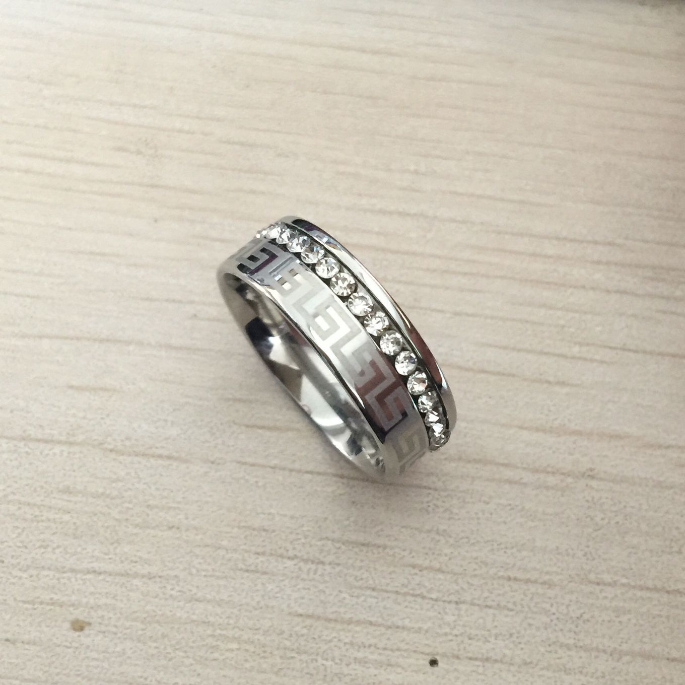 Never fade Hip hop men boy design Top Quality 18K 8mm natural Ring Gold Silver 316L Stainless Steel Rings Fashion Women wedding Jewelry Lady Party Gifts
Never fade Hip hop men boy design Top Quality 18K 8mm natural Ring Gold Silver 316L Stainless Steel Rings Fashion Women wedding Jewelry Lady Party Gifts