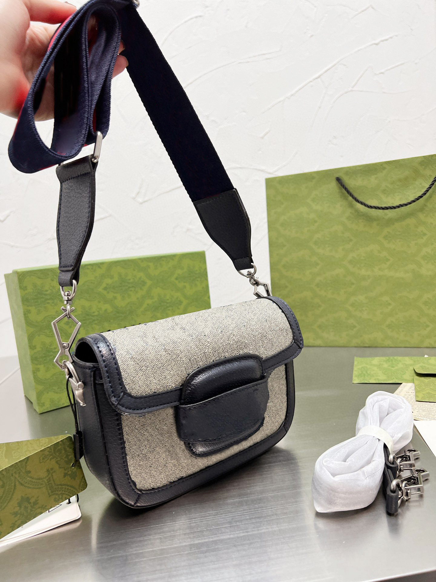 2022 Designer Handbags Crossbody Bag Luxuries Designers beige blue letter stitching Totes Womens fashion Bags Mens wallets designer back pack Backpack lady purse, Shipping pay
2022 Designer Handbags Crossbody Bag Luxuries Designers beige blue letter stitching Totes Womens fashion Bags Mens wallets designer back pack Backpack lady purse, Shipping pay