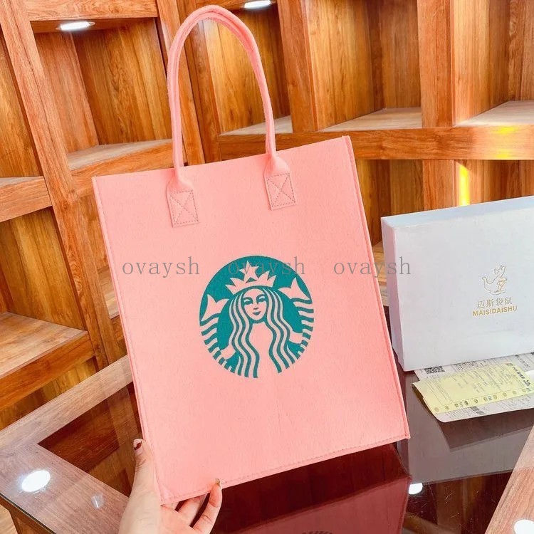 2022 Starbucks Felt Supermarket Shopping Tote Bag Picnic Storage Bag One Shoulder Portable Environmental Bags
2022 Starbucks Felt Supermarket Shopping Tote Bag Picnic Storage Bag One Shoulder Portable Environmental Bags