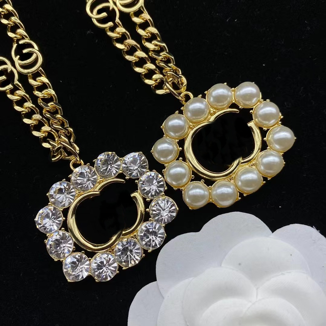 Luxury Designer Pendant Fashion Initial Letter Necklaces Pearl Diamond Clavicle Chain Vintage Temperament Cuban Chain Lady Wedding Engagement Jewelry
Luxury Designer Pendant Fashion Initial Letter Necklaces Pearl Diamond Clavicle Chain Vintage Temperament Cuban Chain Lady Wedding Engagement Jewelry