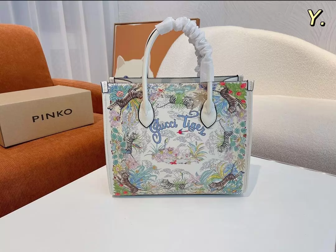 High-end product coral handle tote bag Medium Tote Women Leather Handbag Lady Hobo Shoulder Bag Black Brown White Orange Classic Handbags, Sky blue
High-end product coral handle tote bag Medium Tote Women Leather Handbag Lady Hobo Shoulder Bag Black Brown White Orange Classic Handbags, Sky blue