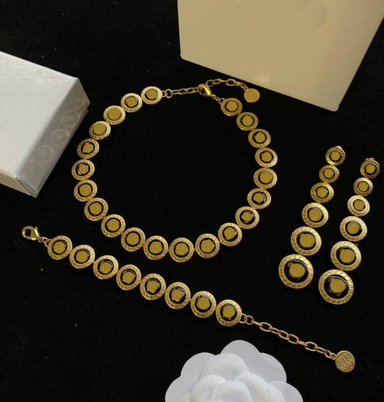 Fashion new designed Pendants Cuba thick chain necklace Banshee Medusa head portrait 18K gold plated women's ladies necklaces Designer Jewelry VVE010
Fashion new designed Pendants Cuba thick chain necklace Banshee Medusa head portrait 18K gold plated women's ladies necklaces Designer Jewelry VVE010