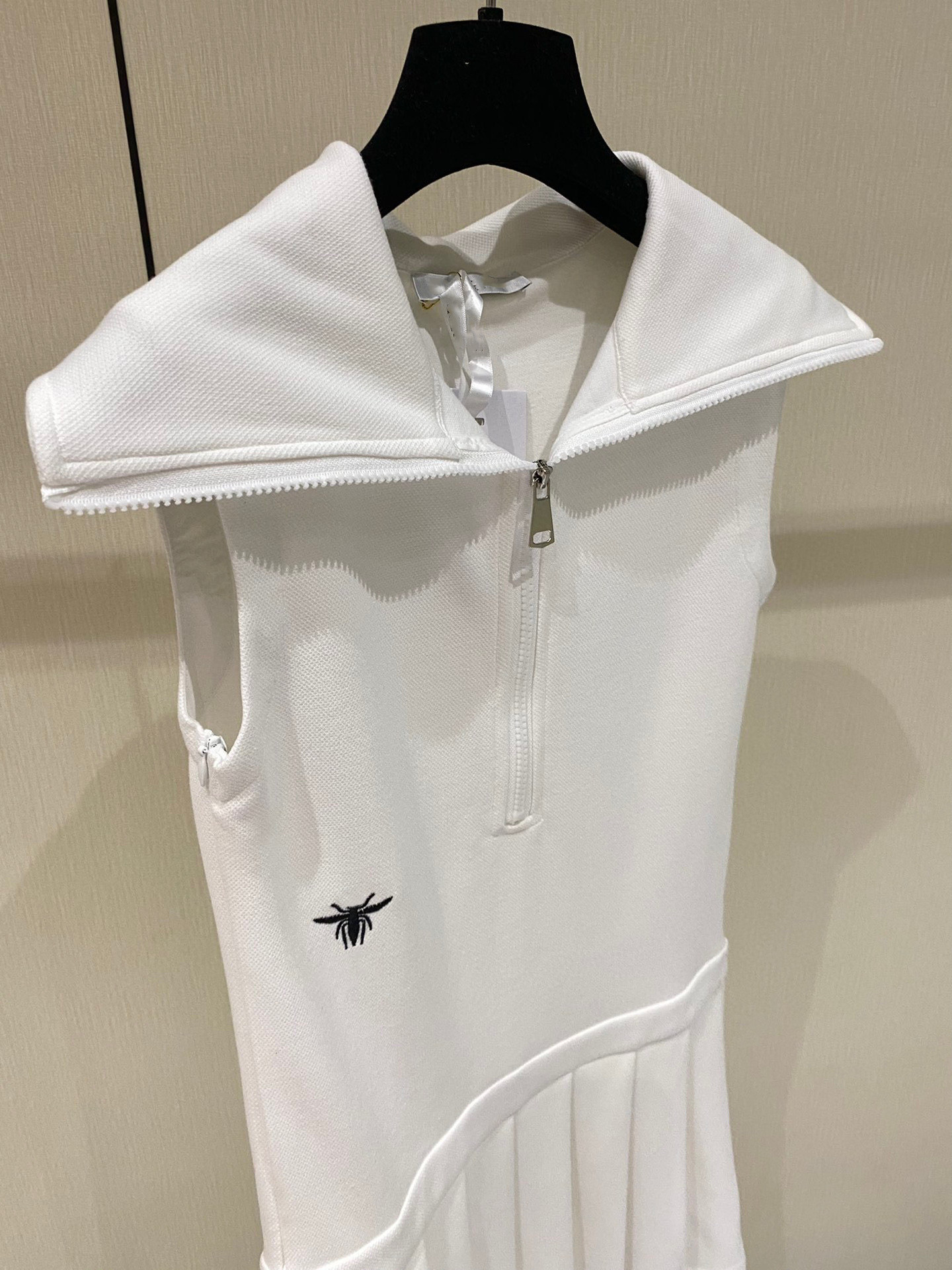 pure cotton Women' Dress Summer New Small Bee Embroidery Lapel Half Zipper Sleeveless Sports Tank Top Pleated Skirt, White 
pure cotton Women' Dress Summer New Small Bee Embroidery Lapel Half Zipper Sleeveless Sports Tank Top Pleated Skirt, White