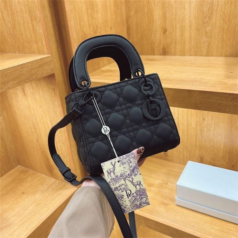 The New 2022 Top Design Luxury Bags high quality spring bucket simple large capacity Tote Bag portable women's bag, Black
The New 2022 Top Design Luxury Bags high quality spring bucket simple large capacity Tote Bag portable women's bag, Black