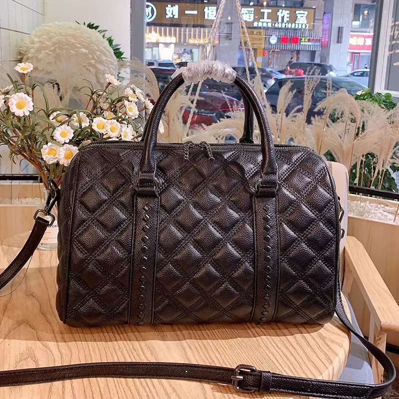 32C Famous Desingers Brand Boston Shoulder Bag A Double Chian Quilted Large Capacity Duffle Travel Journey Multifunctional Package Croosbody Luxury_handbags LL, Additional shipping
32C Famous Desingers Brand Boston Shoulder Bag A Double Chian Quilted Large Capacity Duffle Travel Journey Multifunctional Package Croosbody Luxury_handbags LL, Additional shipping