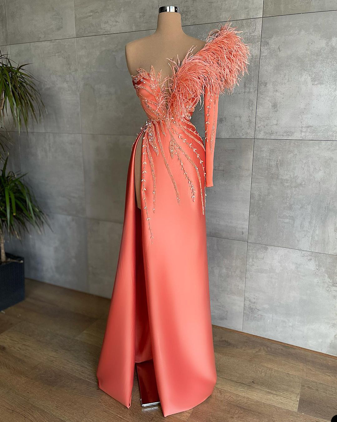 Coral Mermaid Satin Evening Dresses Ostrich Feather One Shoulder Long Sleeve Prom Gowns Sexy Side Split Pageant Special Occasion Dress