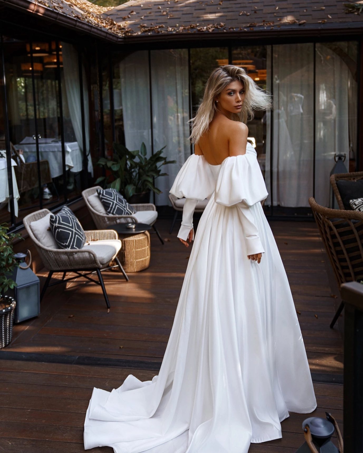 Amazing White A Line Wedding Dresses Sweetheart Neckline Bridal Gowns With Puffy Long Sleeve Split Side Train Satin Pleated Vestido De Novia