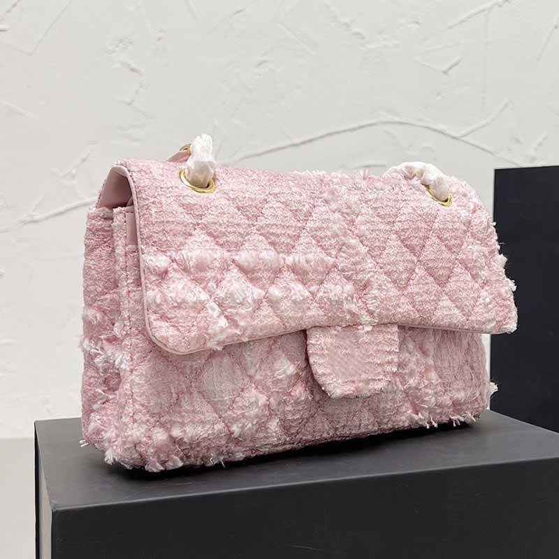 25CM Ladies Mini Flap Crossbody Designer Bags Pink and White Tweed Multi-color Classic Handbags Gold-Tone Metal Chains Contrasting Color
25CM Ladies Mini Flap Crossbody Designer Bags Pink and White Tweed Multi-color Classic Handbags Gold-Tone Metal Chains Contrasting Color